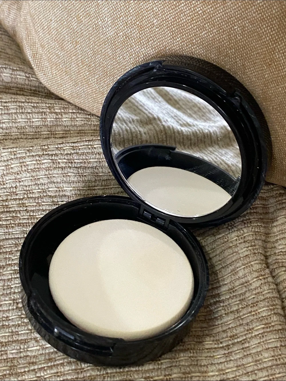 Laura Geller light beige